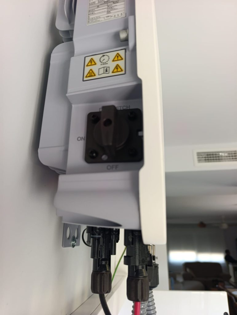 Interruptor DC SWITCH del inversor Huawei SUN2000 con posiciones ON y OFF